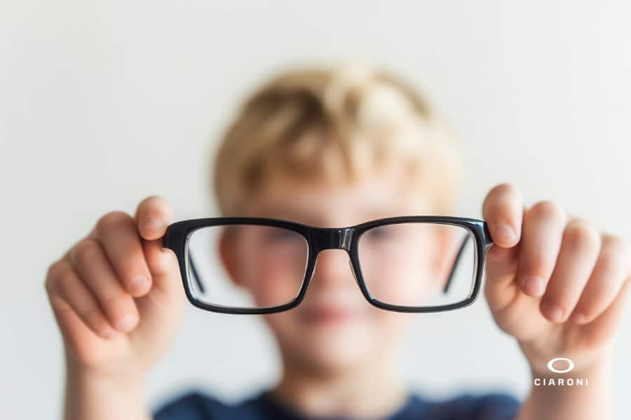 L'astigmatismo peggiora se non si portano gli occhiali? Come si vede senza occhiali?